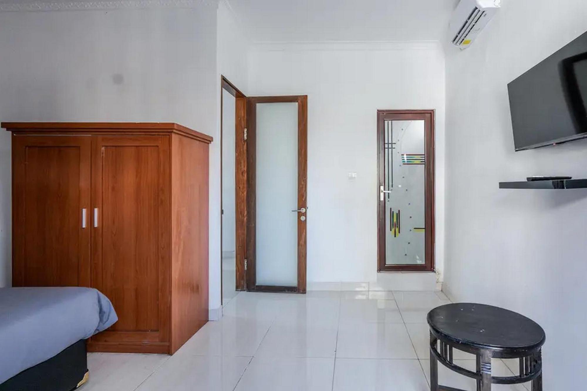 Ceria Guesthouse Seminyak Mitra Reddoorz Exterior photo