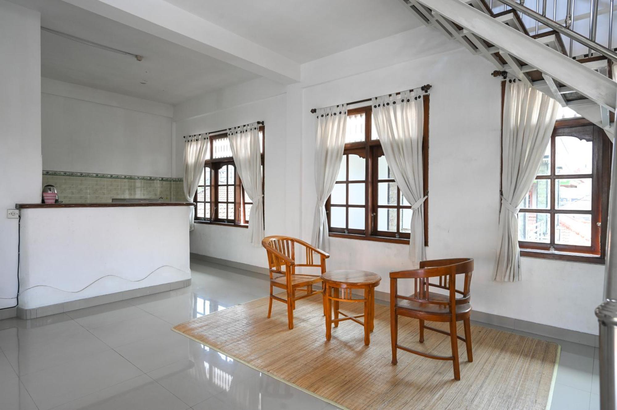 Ceria Guesthouse Seminyak Mitra Reddoorz Exterior photo