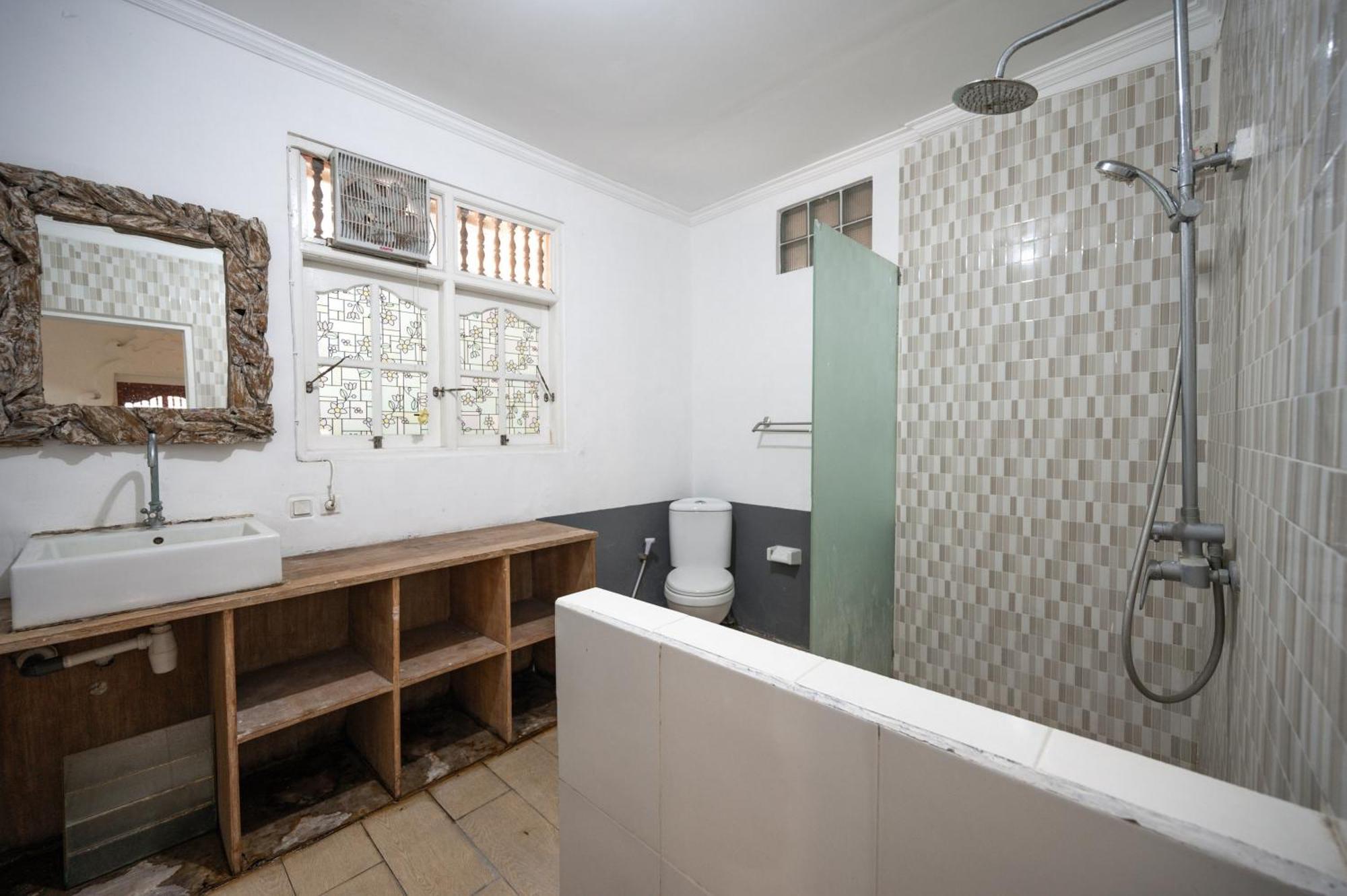 Ceria Guesthouse Seminyak Mitra Reddoorz Exterior photo