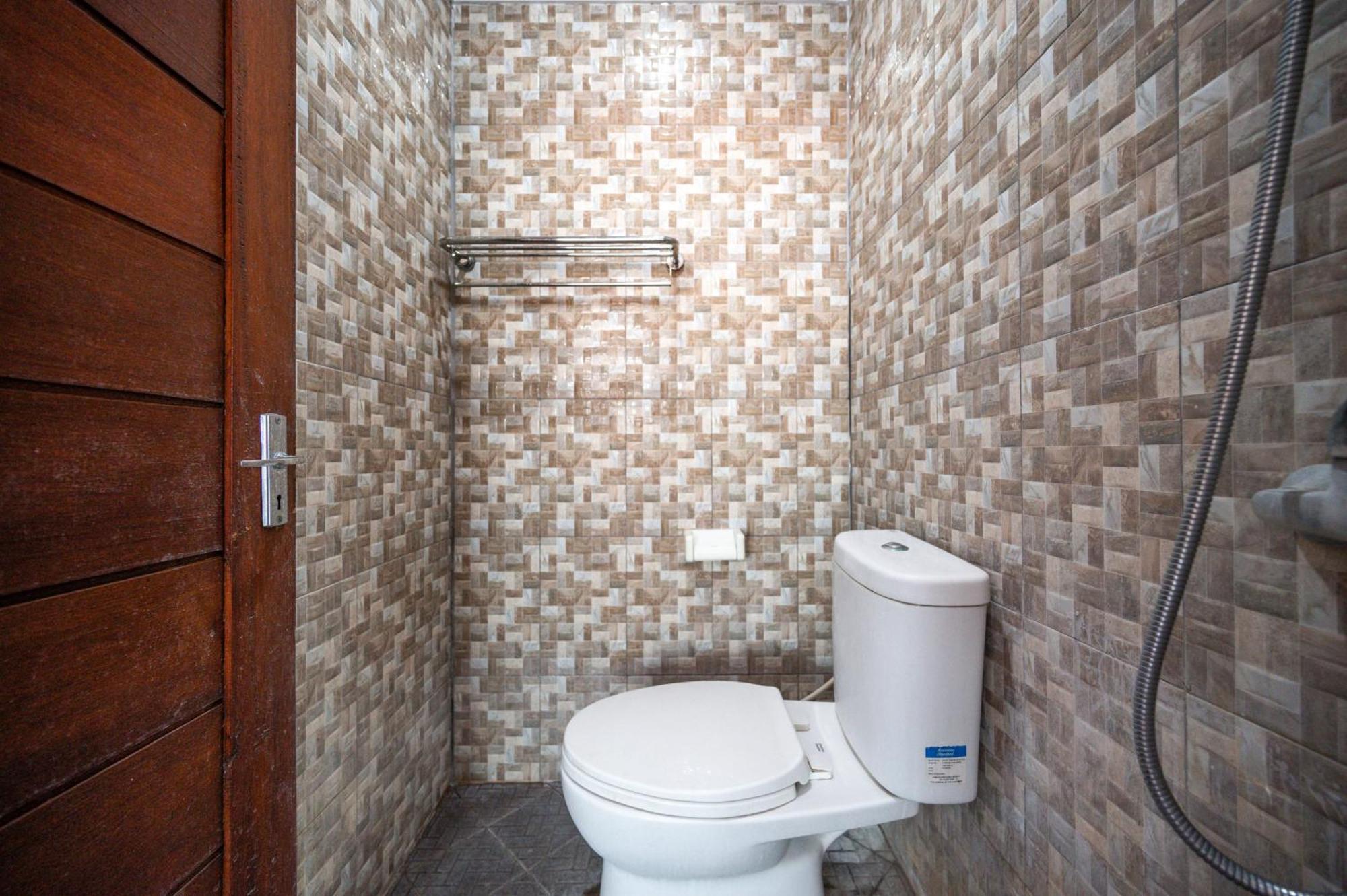 Ceria Guesthouse Seminyak Mitra Reddoorz Exterior photo