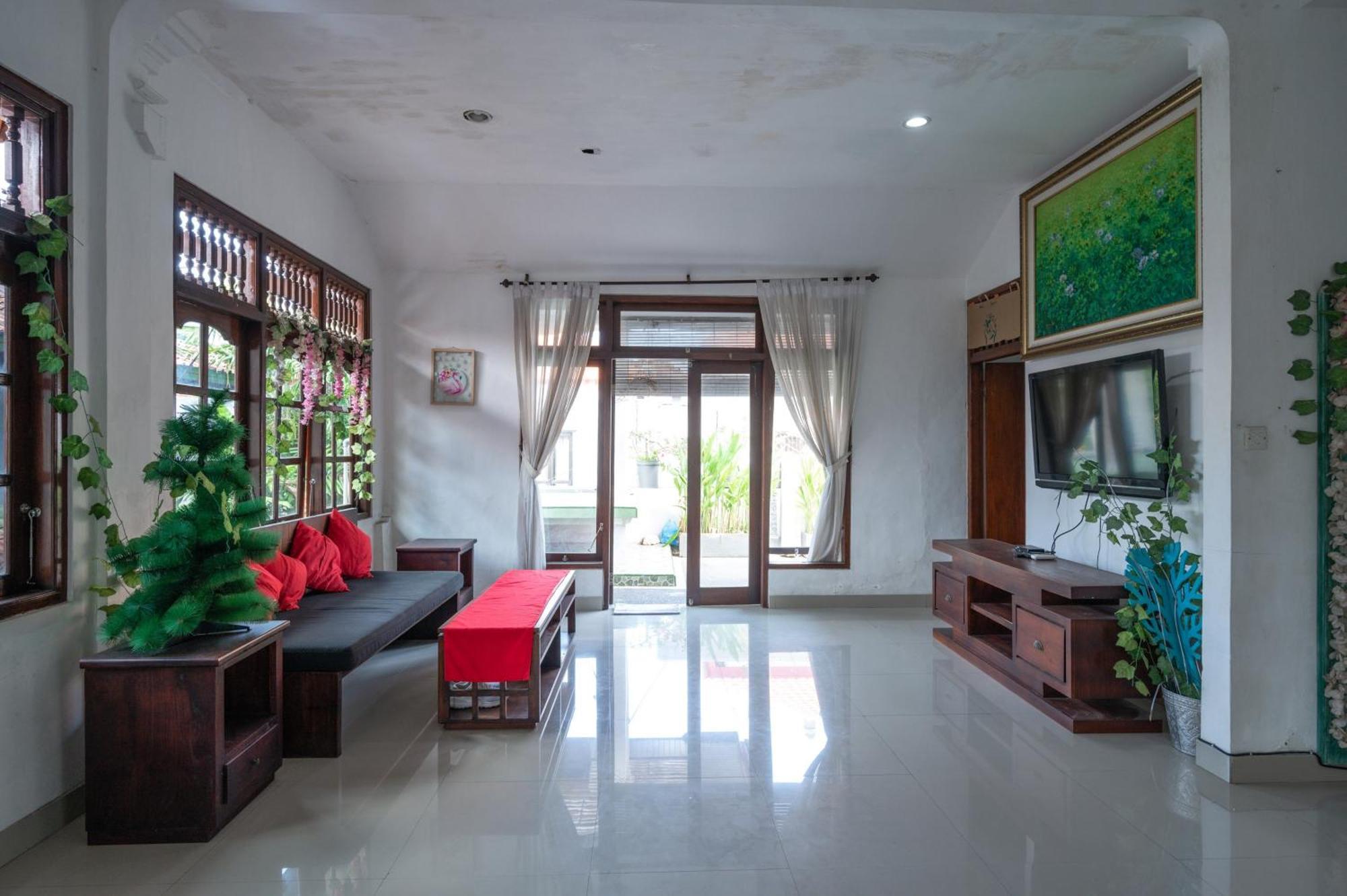 Ceria Guesthouse Seminyak Mitra Reddoorz Exterior photo