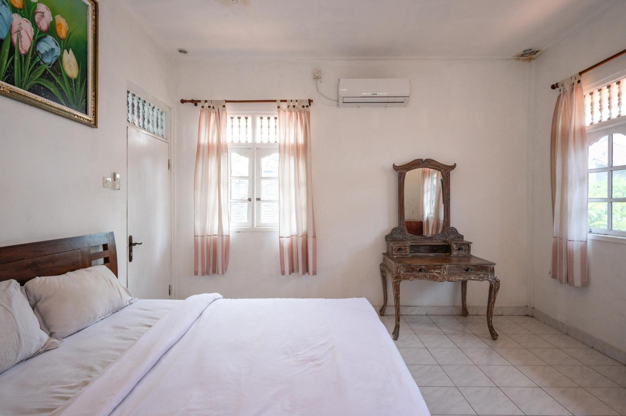 Ceria Guesthouse Seminyak Mitra Reddoorz Exterior photo