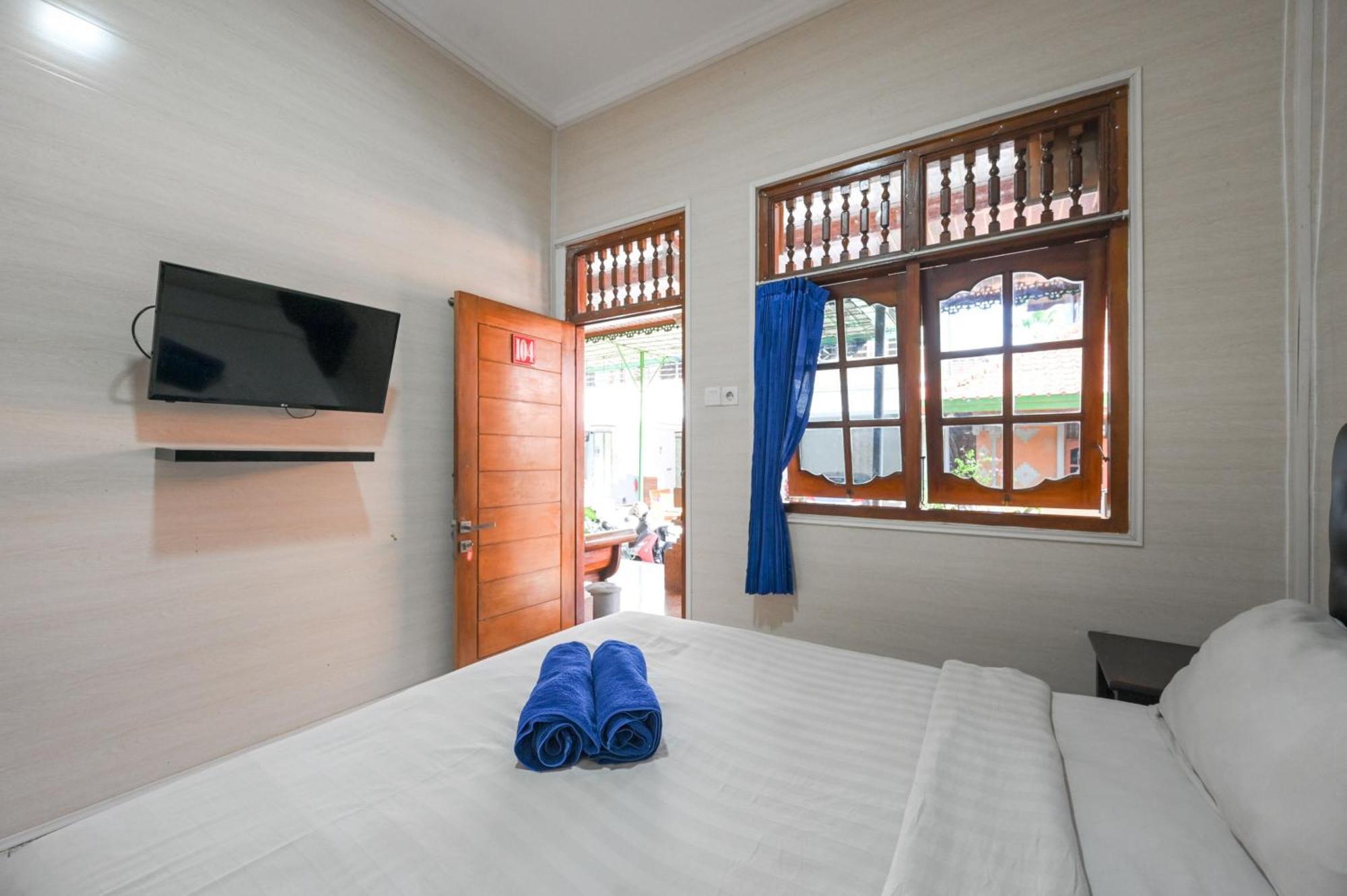 Ceria Guesthouse Seminyak Mitra Reddoorz Exterior photo