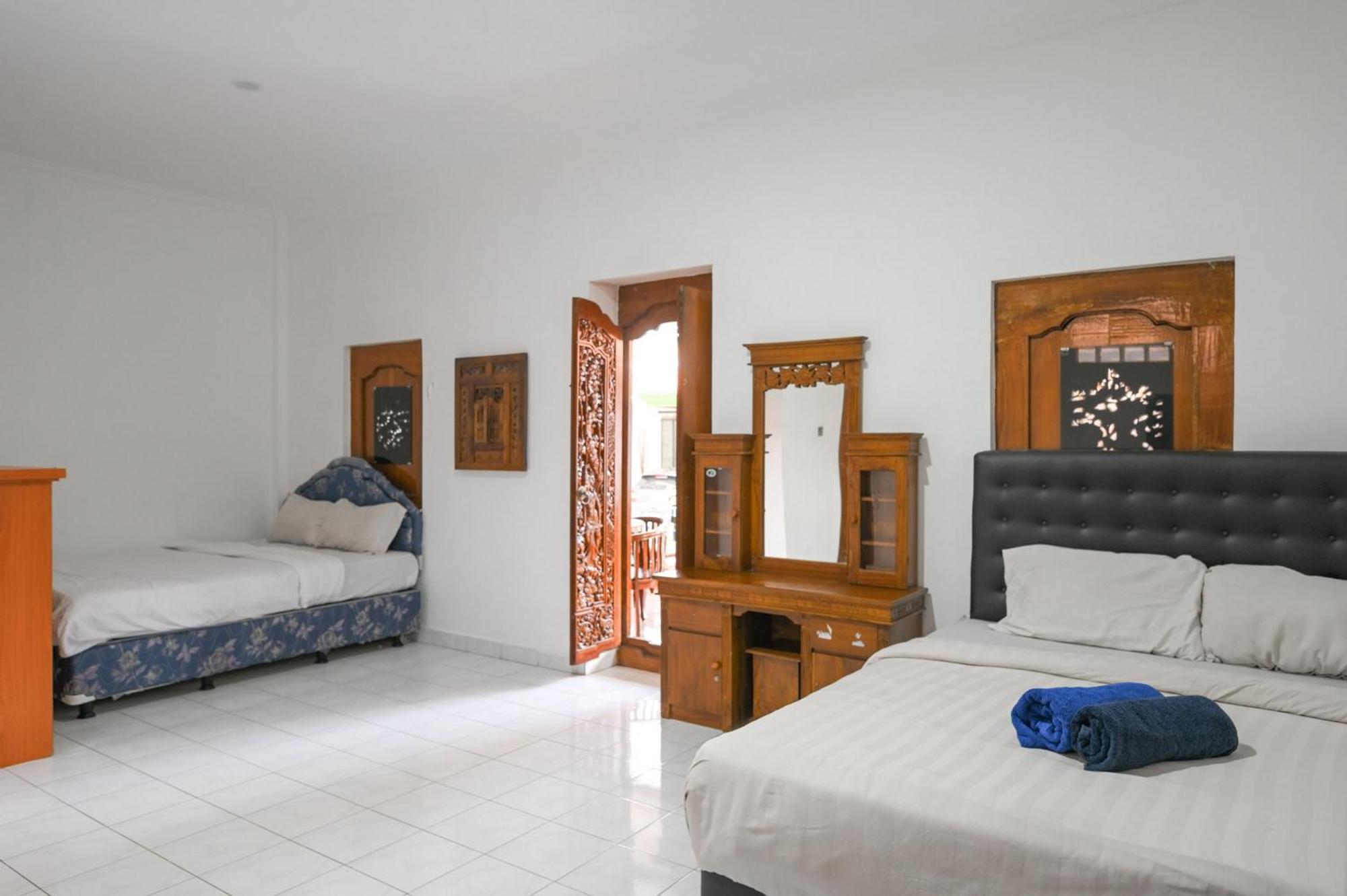 Ceria Guesthouse Seminyak Mitra Reddoorz Exterior photo