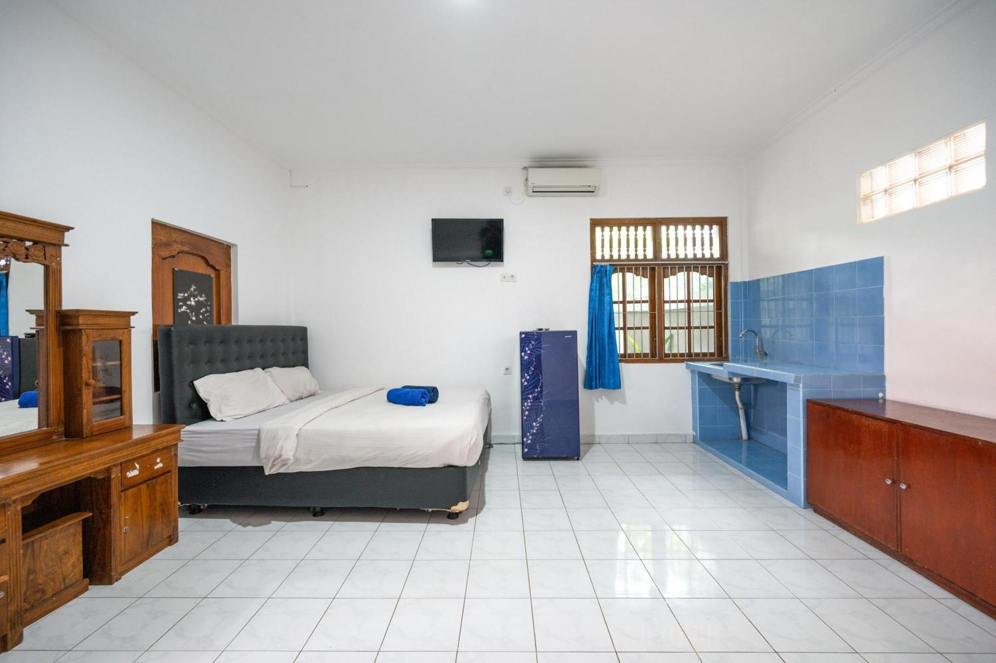 Ceria Guesthouse Seminyak Mitra Reddoorz Exterior photo