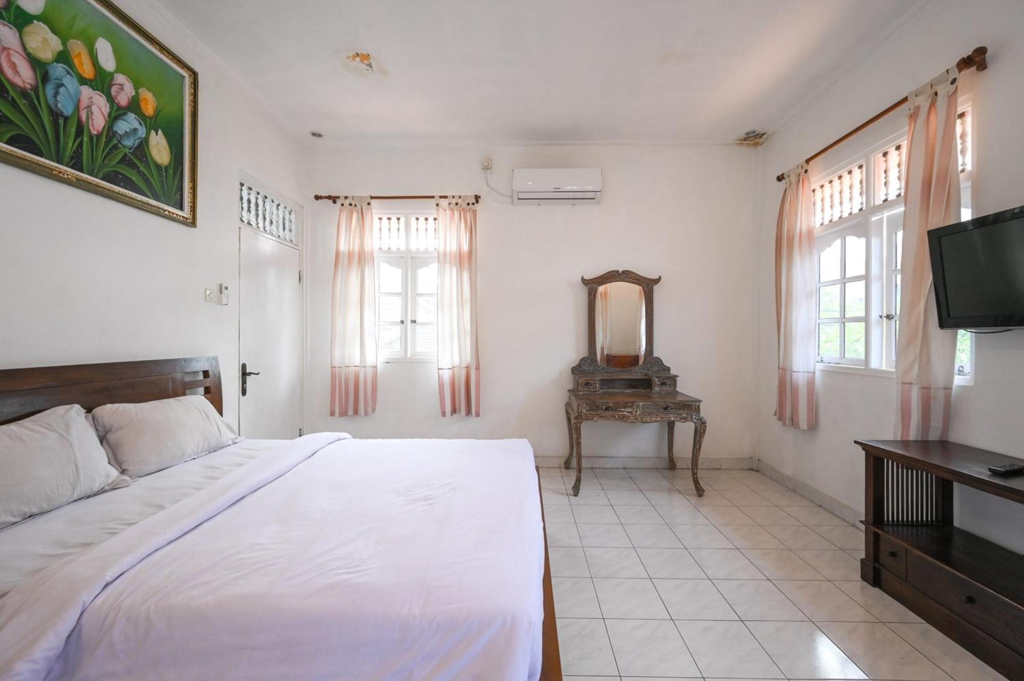 Ceria Guesthouse Seminyak Mitra Reddoorz Exterior photo