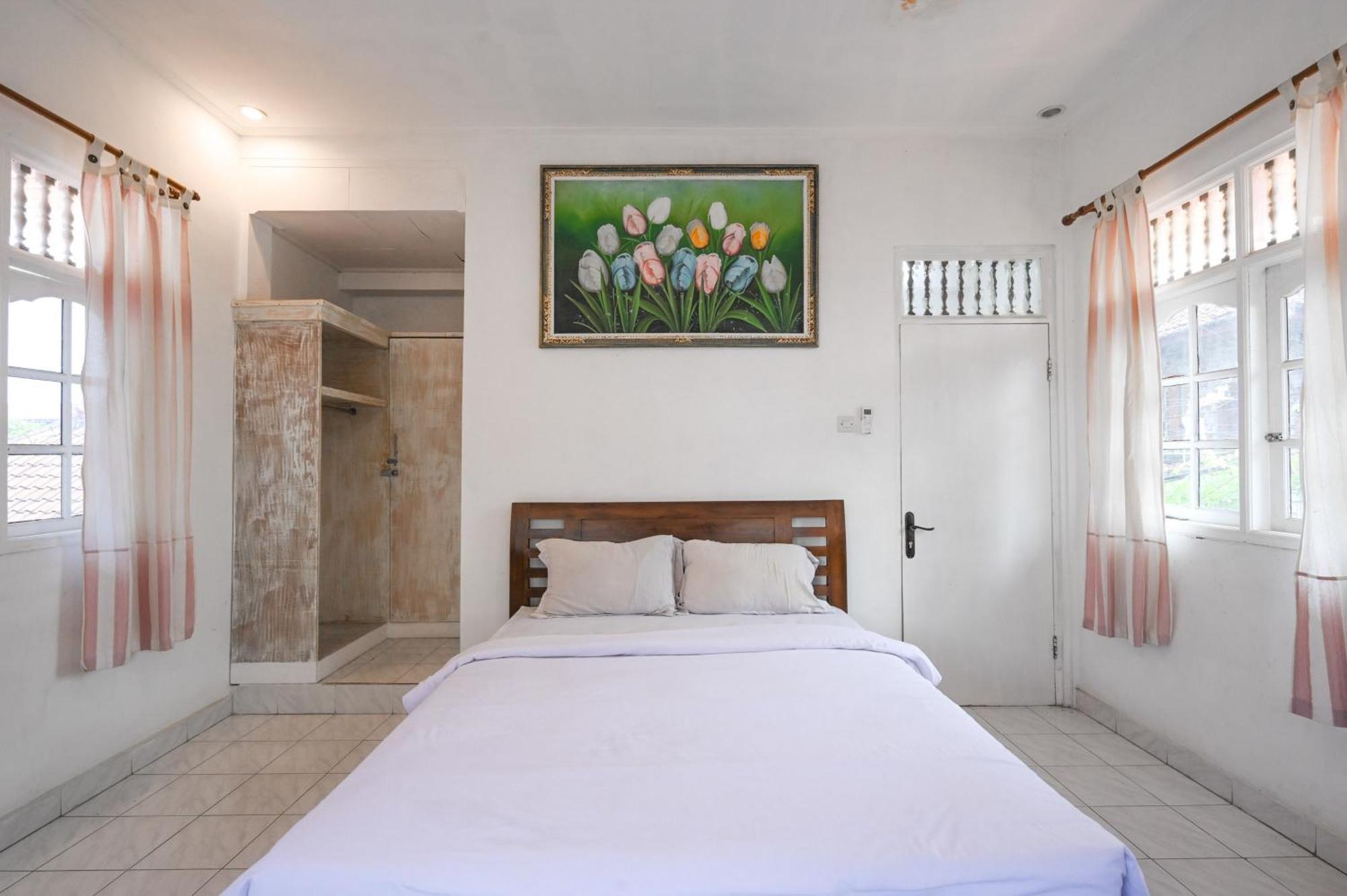 Ceria Guesthouse Seminyak Mitra Reddoorz Exterior photo